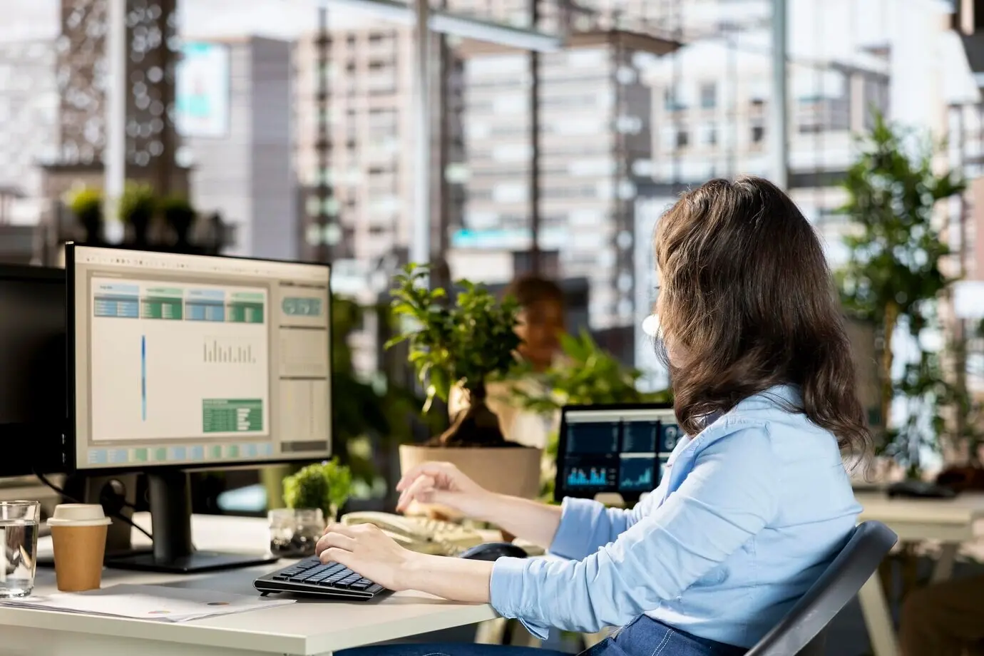 Сотрудница изучает данные компании для работы над новой стратегией.