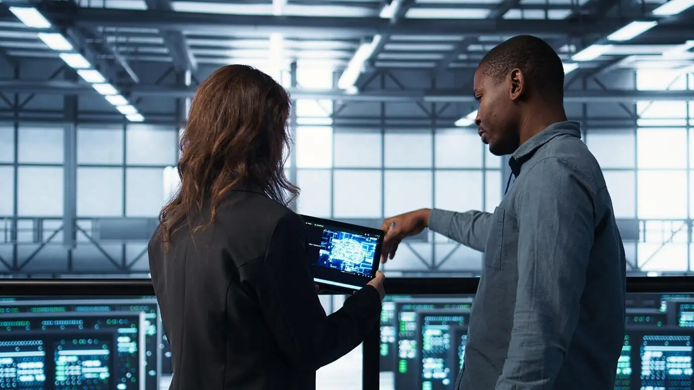 Техники центра обработки данных разворачивают инструменты управления на базе ИИ, используя планшет.