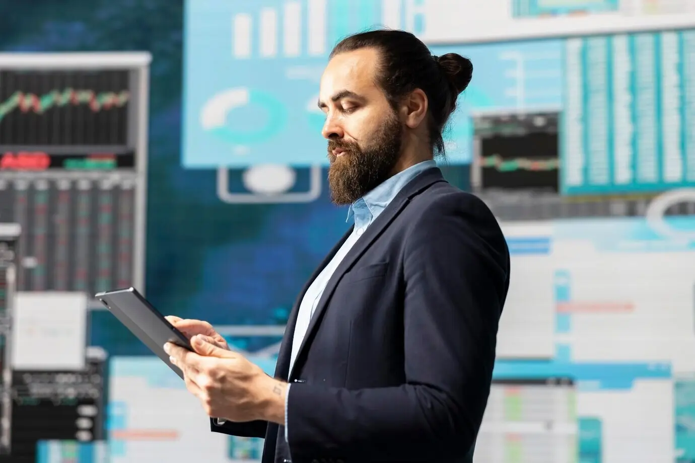 Концептуальное изображение, демонстрирующее бизнесмена в цифровой среде.