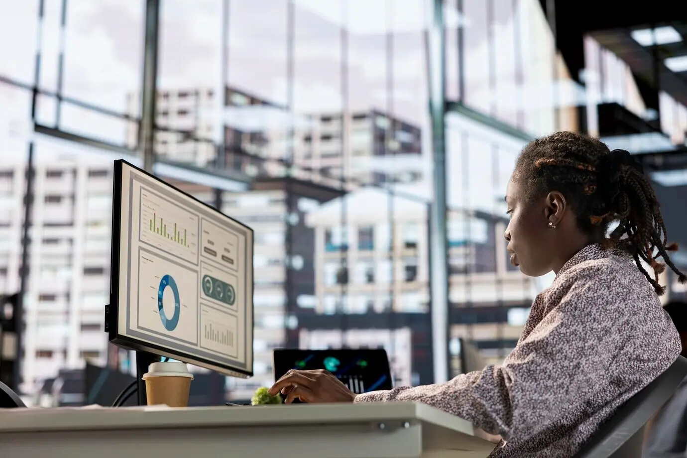 Менеджер-афроамериканец анализирует данные компании для стратегического планирования.