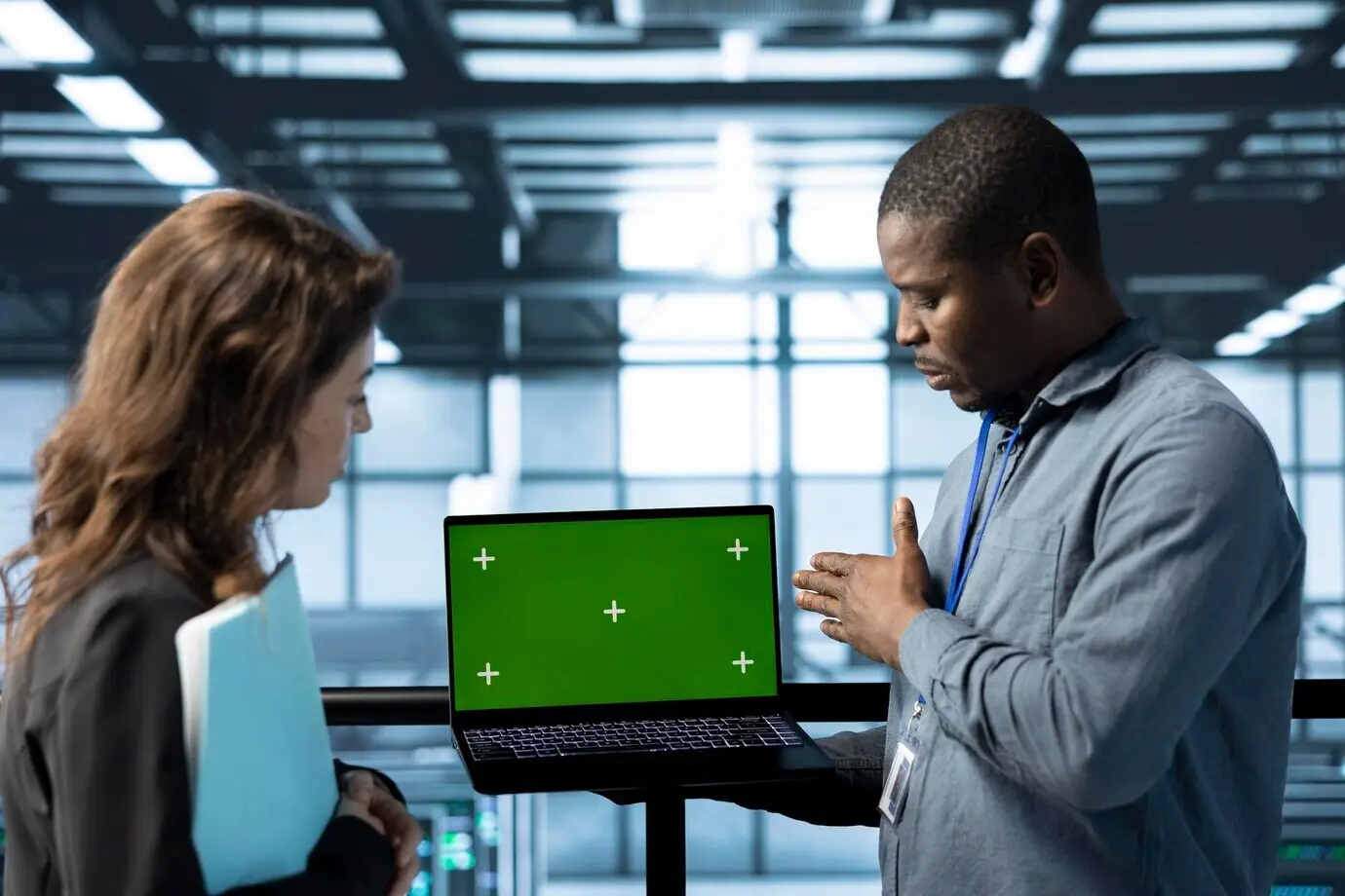 Работники, используя макетный ноутбук, настраивают параметры системы.